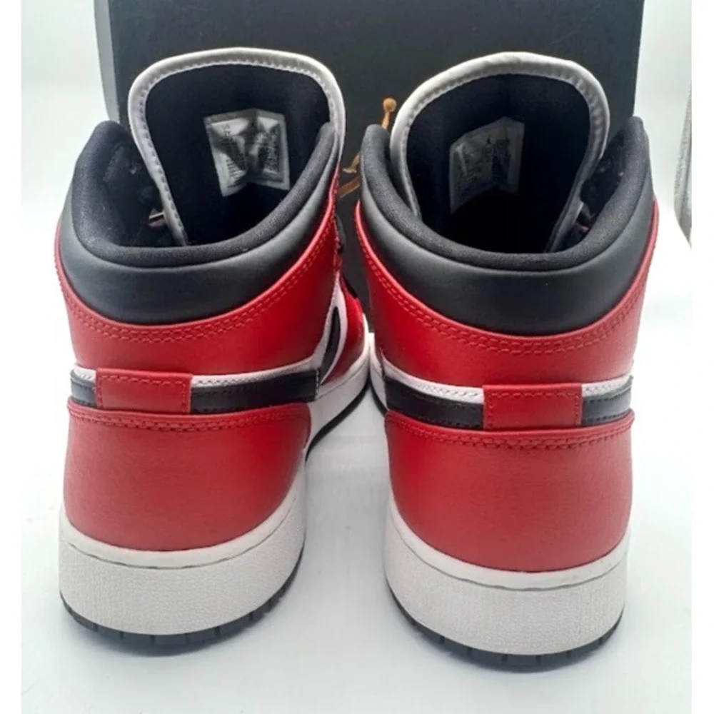 Nike Air Jordan 1 Mid Chicago Black Toe Size 7Y Lightly Worn ONCE 554725-069